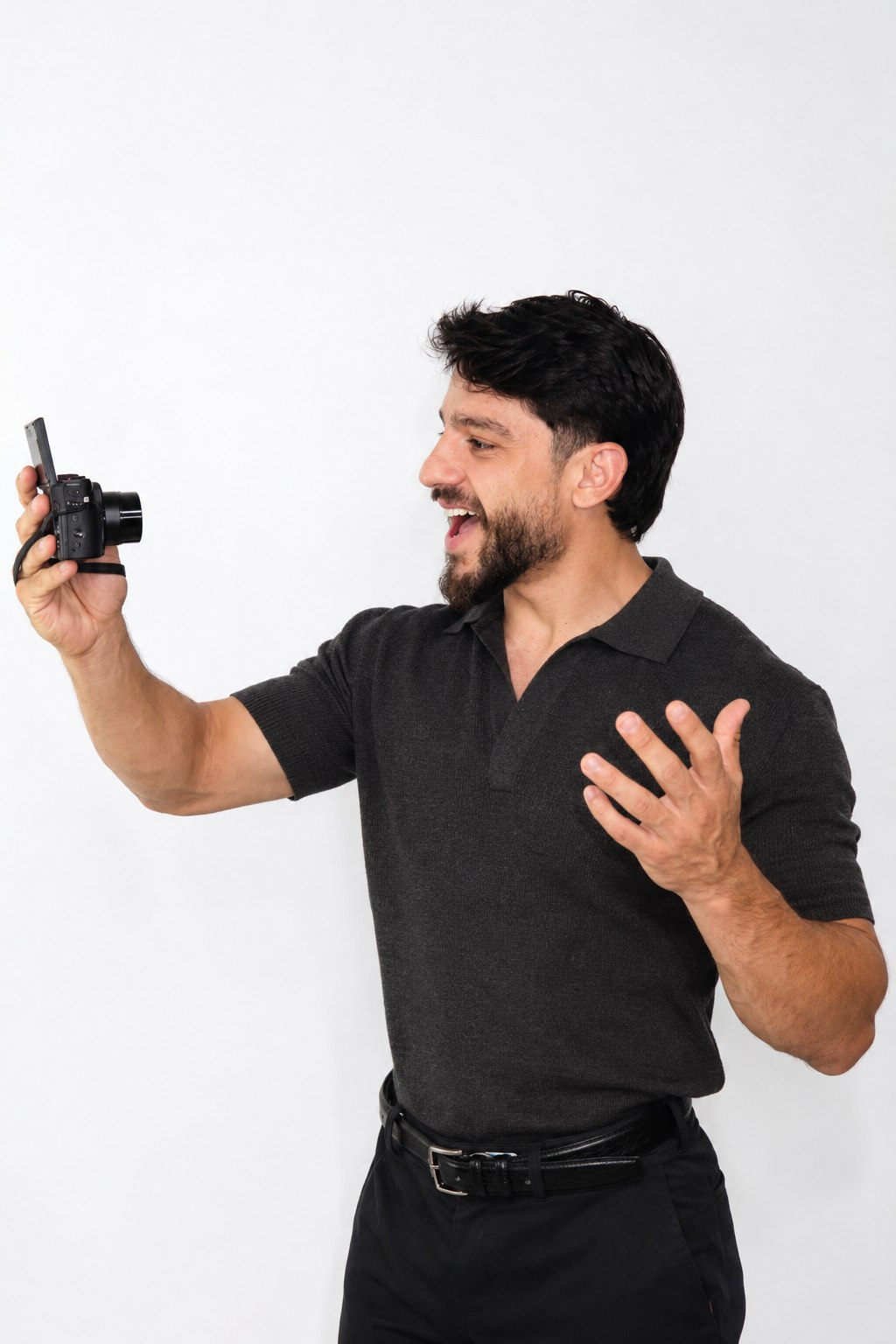 Dom Patrício segurando uma câmera e criando conteúdo