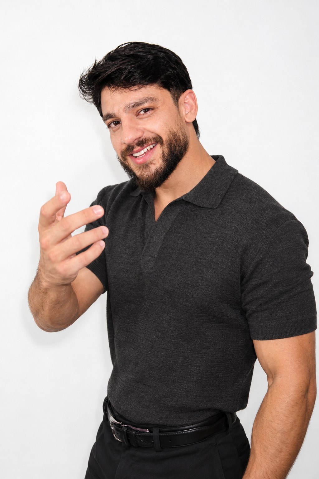 Dom Patrício sorrindo e apontando para a câmera