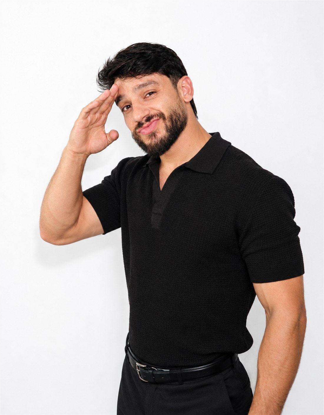 Dom Patrício fazendo um gesto de saudação